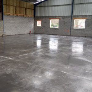 Dalle béton futur magasin et bureaux